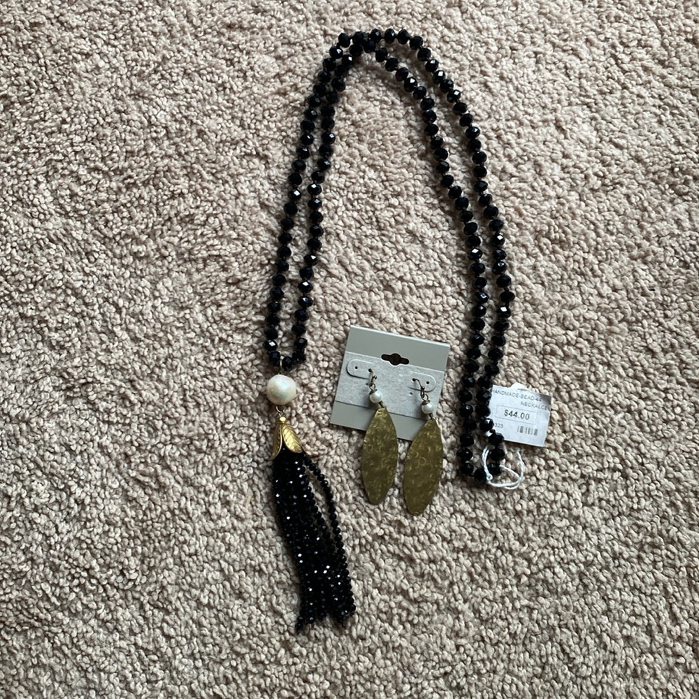 Earring and necklace set